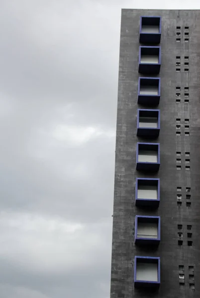 Torre no fundo do céu — Fotografia de Stock