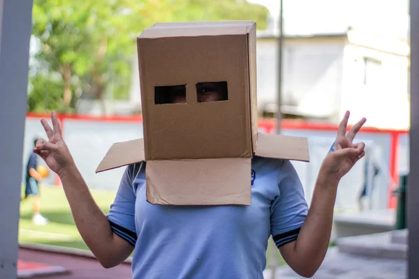 Tiener meisje met hoofd masker — Stockfoto