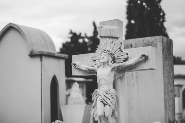 Estátua de crucifixo de pedra — Fotografia de Stock