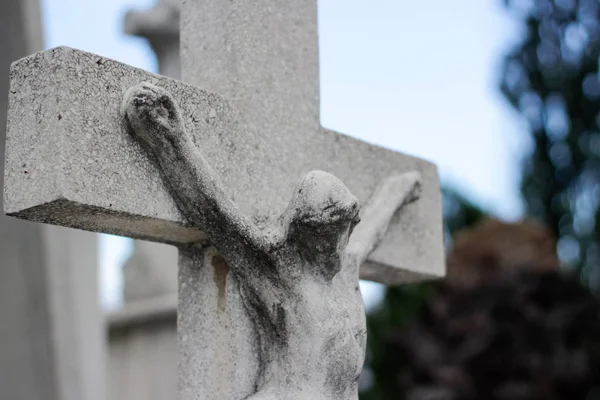 Estátua de crucifixo de pedra — Fotografia de Stock