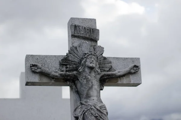 Estátua de crucifixo de pedra — Fotografia de Stock