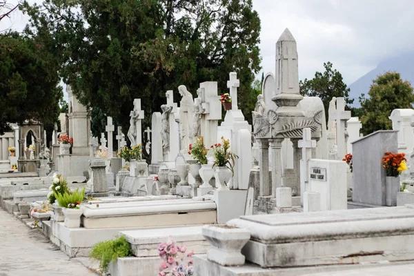 Tumbas blancas en el cementerio — Foto de Stock