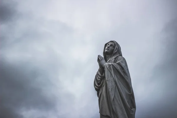 Virgem Maria estátua de pedra — Fotografia de Stock