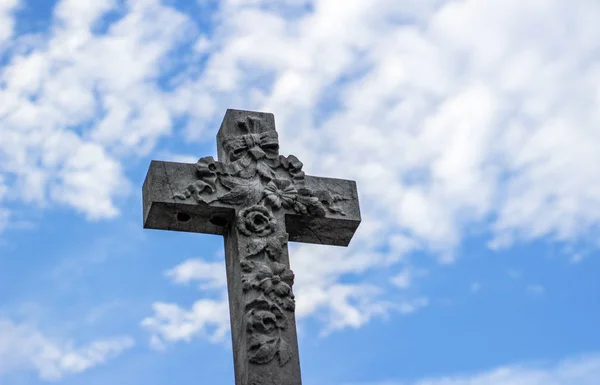 Estátua de crucifixo de pedra — Fotografia de Stock