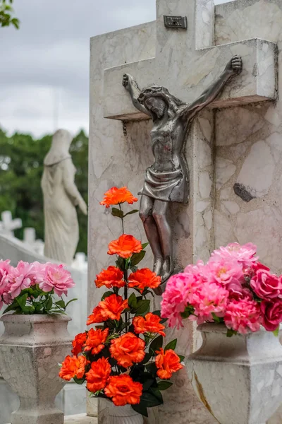 Steen en metalen kruisbeeld standbeeld — Stockfoto