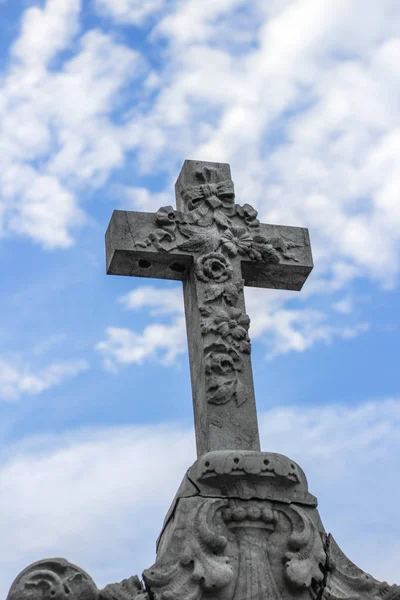Estátua de crucifixo de pedra — Fotografia de Stock