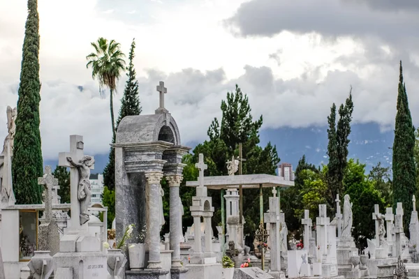 Túmulos brancos no cemitério — Fotografia de Stock