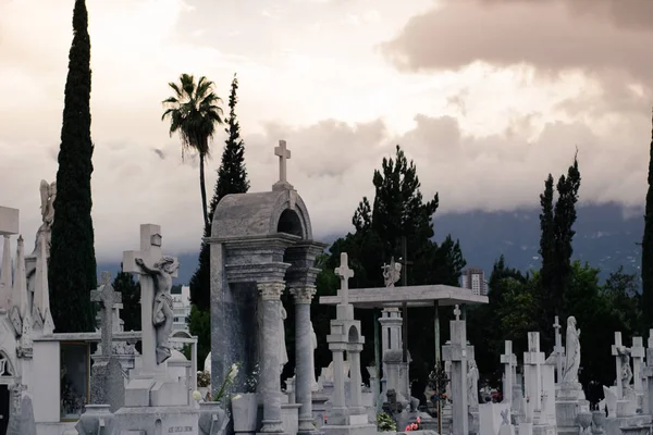 Tombe bianche nel cimitero — Foto Stock