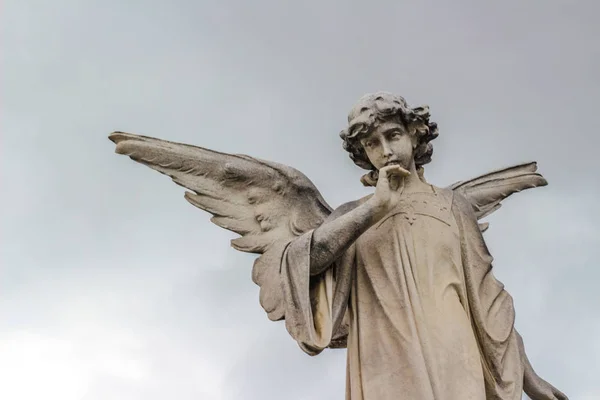 Estátua de figura de anjo — Fotografia de Stock