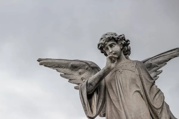 Estátua de figura de anjo — Fotografia de Stock