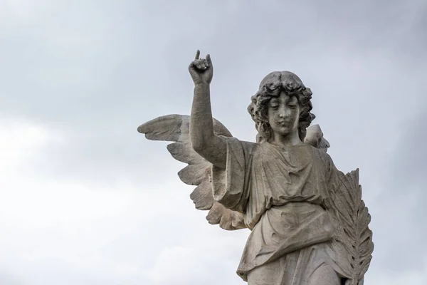 Ангел-статуя — стоковое фото