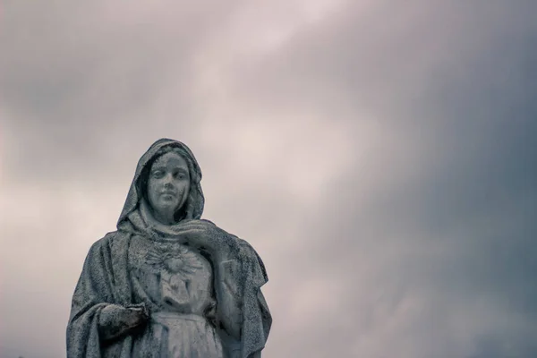 Vergine Maria statua in pietra — Foto Stock