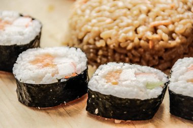 Suşi roll dilimleri