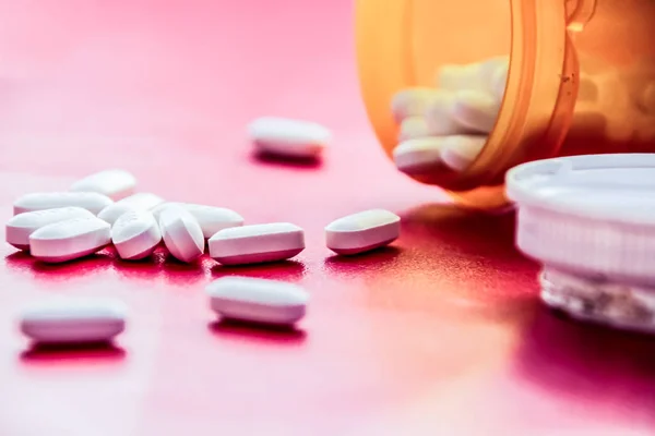 Some pills spilled on a table — Stock Photo, Image