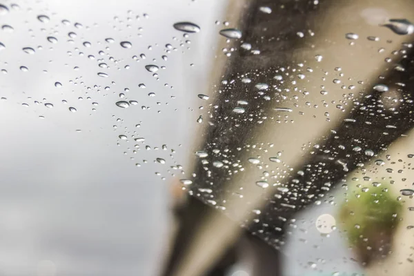 Urban scene trough a wet glass — Stock Photo, Image