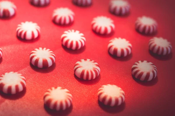 Полосатые мятные конфеты — стоковое фото