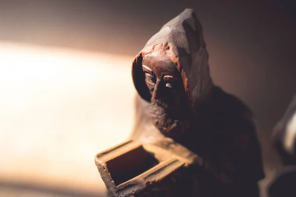 Ξύλο μοναχός σχήμα ανάγνωση Βίβλων — Φωτογραφία Αρχείου