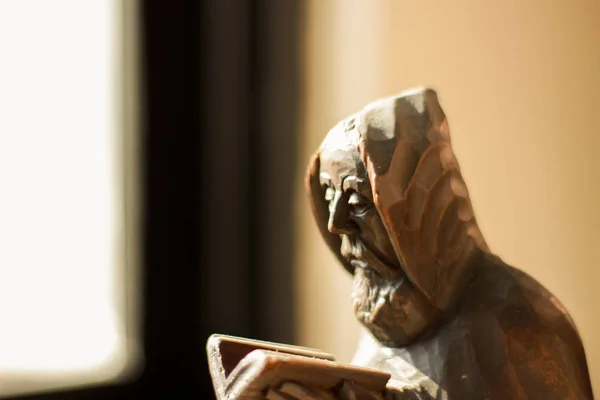 Figura monje de madera leyendo Biblia — Foto de Stock