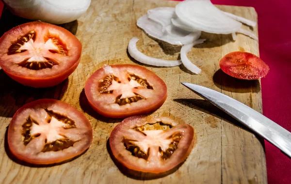 Cuchillo, tomate y cebolla — Foto de Stock