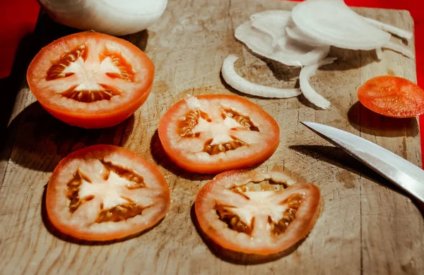 Cuchillo, tomate y cebolla — Foto de Stock