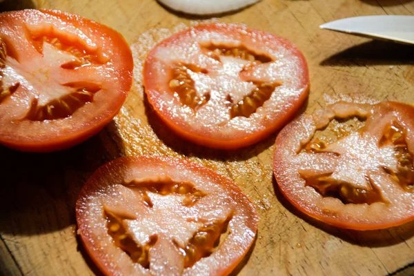 Cuchillo, tomate y cebolla — Foto de Stock