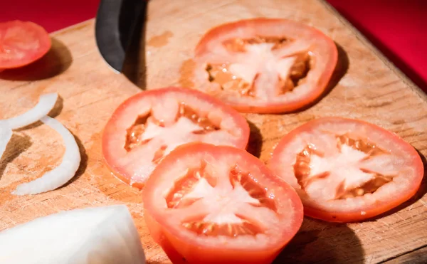 Cuchillo, tomate y cebolla — Foto de Stock