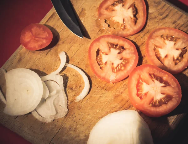 Cuchillo, tomate y cebolla — Foto de Stock