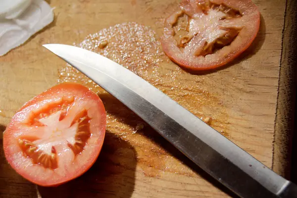 Cuchillo, tomate y cebolla — Foto de Stock