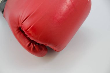 kırmızı boks eldiveni