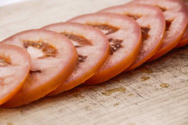 Domates dilimleri gemide