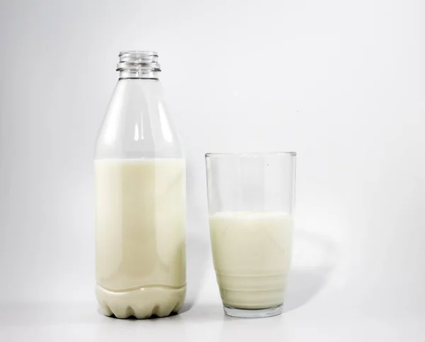 Bouteille et verre de lait — Photo