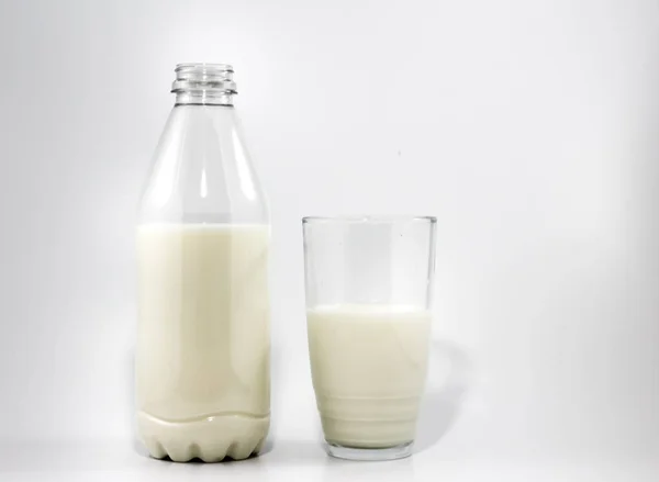 Flaska och glas mjölk — Stockfoto