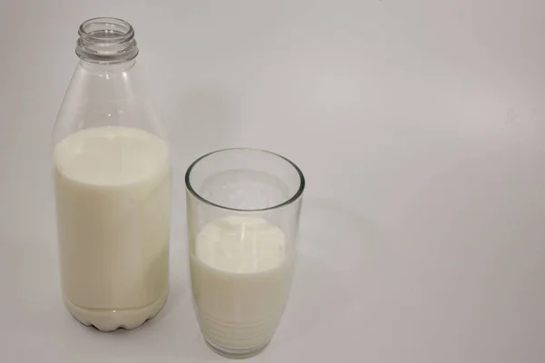 Botella y vaso de leche — Foto de Stock