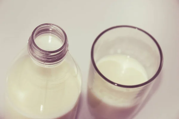 Flasche und Glas Milch — Stockfoto