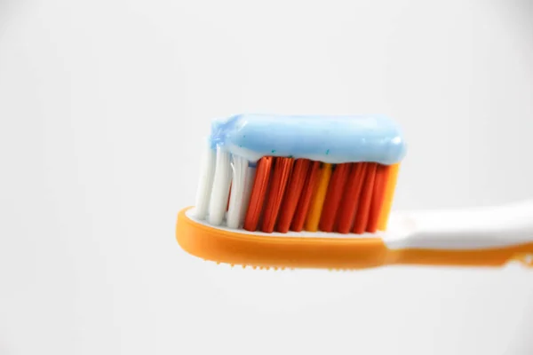 Toothbrush with applied toothpaste — Stock Photo, Image