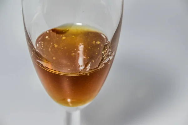 Copo de cristal com mel — Fotografia de Stock