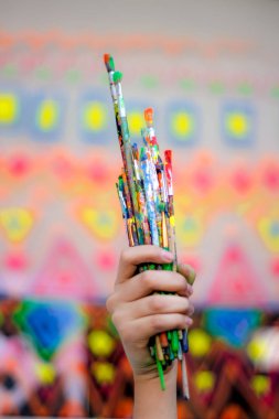 İnsan el Sanat fırçalar tutarak
