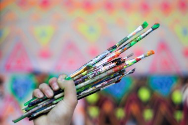 İnsan el Sanat fırçalar tutarak