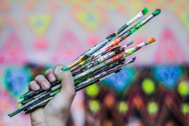 İnsan el Sanat fırçalar tutarak