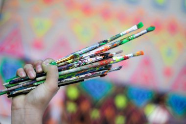 İnsan el Sanat fırçalar tutarak
