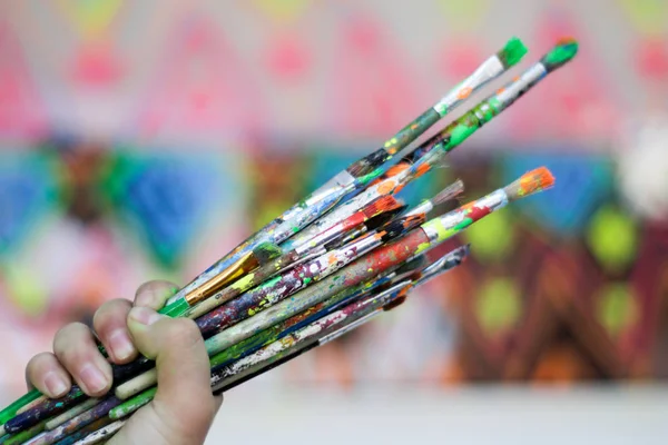 İnsan el Sanat fırçalar tutarak — Stok fotoğraf
