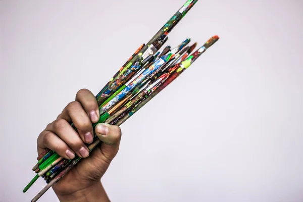 Mano umana che tiene pennelli d'arte — Foto Stock