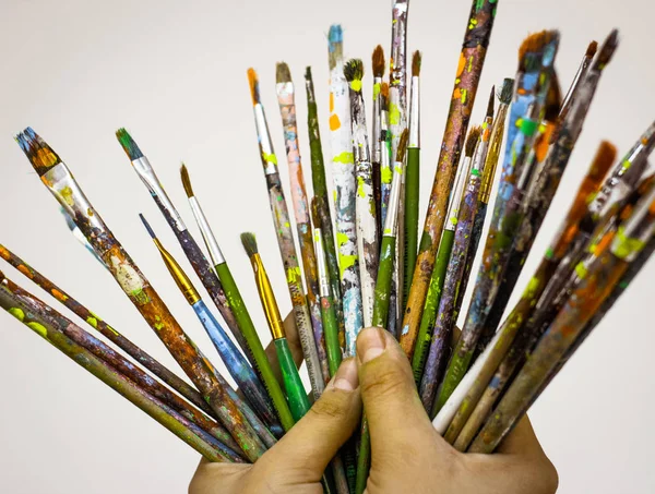 Mãos humanas com escovas de arte — Fotografia de Stock