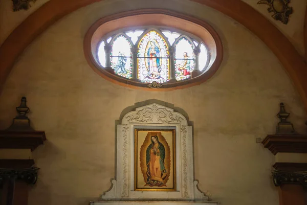 Nuestra Señora de Guadalupe en la Basílica de Guadalupe —  Fotos de Stock