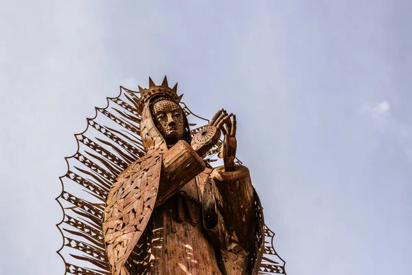 Металлическая скульптура в базилике Гуадалупе — стоковое фото