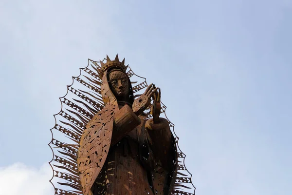 Metall Skulptur i Basilica de Guadalupe — Stockfoto