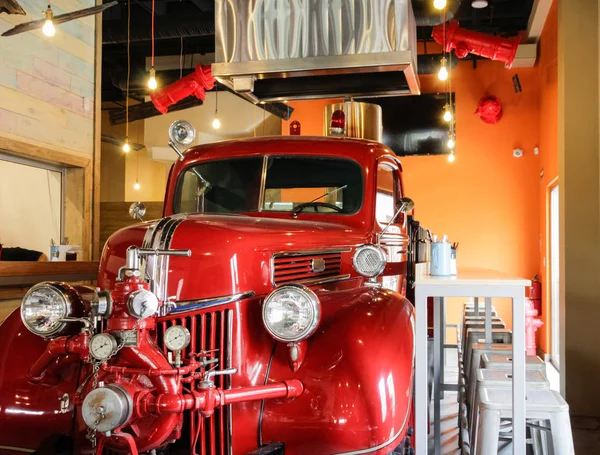 Altes rotes Feuerwehrauto — Stockfoto