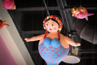 Çatıdan asılı şişman oyuncak Deniz kızları