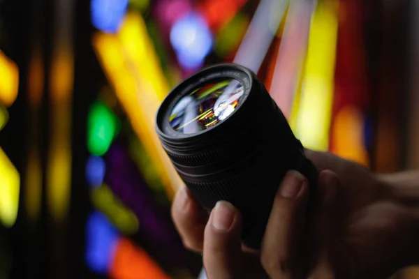 Lens van de camera in de hand — Stockfoto