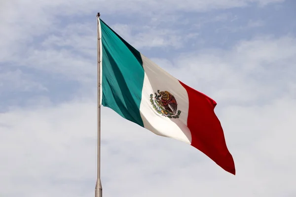 Bandera mexicana y cielo azul nublado — Foto de Stock